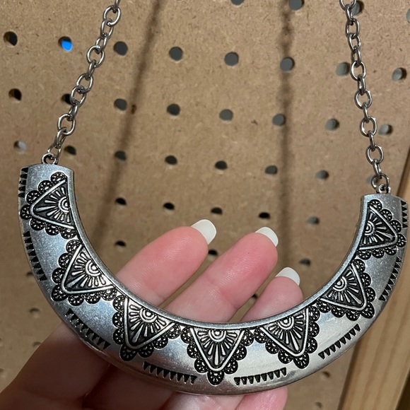 Silver crescent necklace w/lace edging design. Matching complimentary earrings